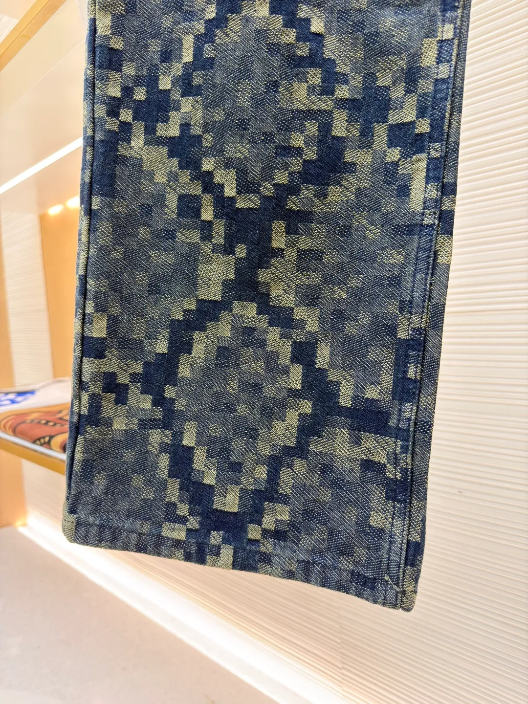 LOUIS VUITTON snake-print jeans ●Original version: Purchased and developed by 16205 ●Item number: 1681013-B55 ●Fabric: denim fabric ●Technology: Distressed production ●Version: fitted version ●Weight: about 885 grams ●Size: 28-30-32-34-36 ●Description: Customized Snakoflage denim for the spring and summer show by Pharrell The Damoflage pattern written by Williams is transformed into a pixel-effect snake jacquard. The customization cycle is 25 days. The whole body is fixed and counter-cut, including the back pocket splicing, which is fully aligned with the body. It is made of artificial pearls with a pure copper distressed base. The leather tag on the back waist is made of suede and has a high-temperature embossed checkerboard Fei Dong logo. The overall wiring is straight and delicate, the fabric is comfortable and soft, and the color is consistent without color difference. It can be matched with the same style to create a fashionable look and control various occasions. Customized accessories, complete with three standards, same style for men and women!